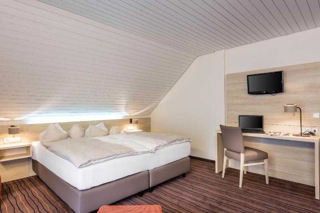 Business Class Hotel Haeckermuehle Tiefenbronn Exterior foto